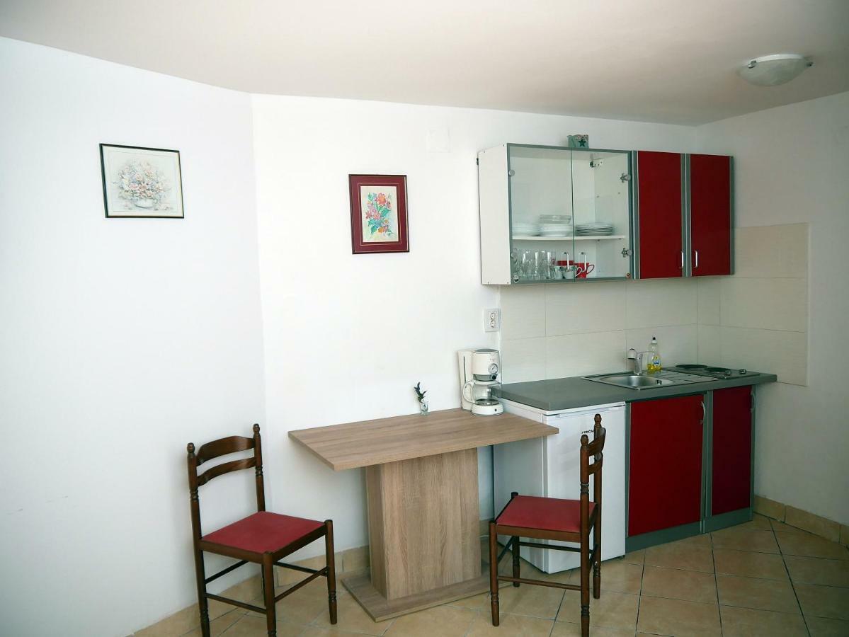 Apartment Gaga And Nia Krk Town Exterior foto